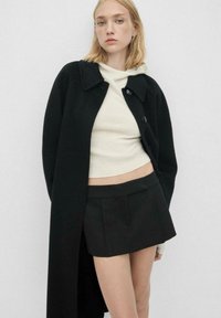 Mango Kratke hlače - black