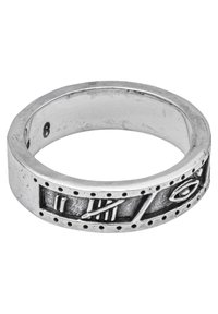 Anello d'argento con una fascia piatta, caratterizzato da disegni geometrici in rilievo e punteggiature lungo il bordo, che presenta una finitura metallica testurizzata.