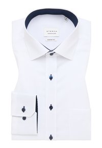 Witte button-up shirt met een comfortabele pasvorm. Kenmerkt zich door een marineblauwe polka dot kraagvoering en bijpassende knopen. Inclusief een enkele manchet met een knoop.