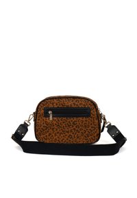 Borsa a tracolla con stampa leopardo in tessuto marrone e nero; presenta una tasca anteriore con zip e una tracolla regolabile con dettagli in metallo dorato.