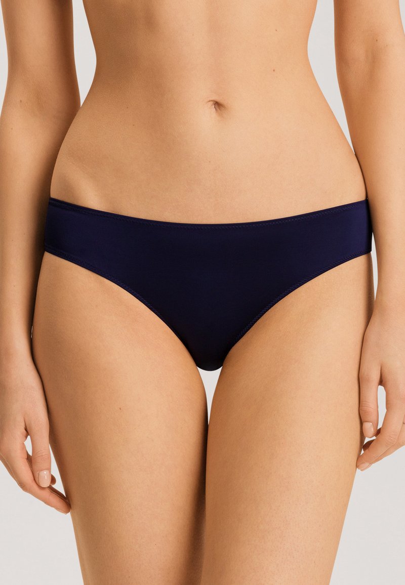 Braguitas de bikini azul marino con una textura suave, diseño de cintura baja y cinturilla elástica minimalista. Presentan detalles de costura simples.