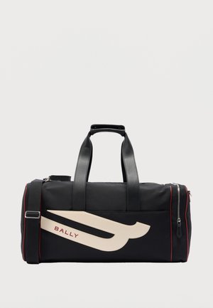 Sac polochon noir avec une bande stylisée beige et le logo "BALLY", poignées supérieures, bandoulière réglable et poche latérale zippée.