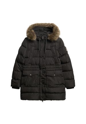 Chaqueta de plumas negra con capucha forrada de piel, cremallera frontal y dos grandes bolsillos con botones a presión. Presenta un acolchado horizontal y puños de manga elásticos.