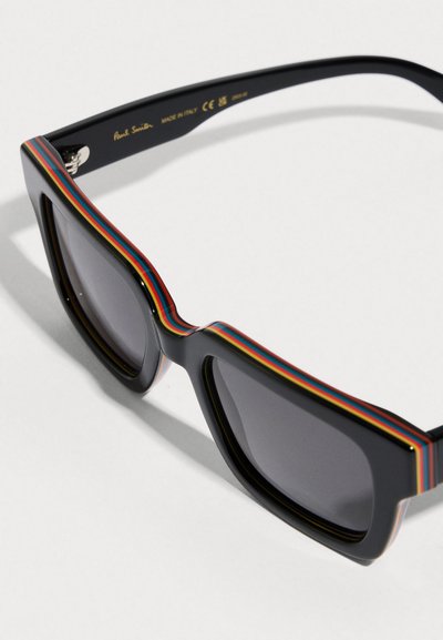 Fekete napszemüveg túlméretezett, szögletes kerettel; szivárványcsíkok a felső élen; szürke tónusú lencsék; Olaszországban készült; Paul Smith márkajelzés.