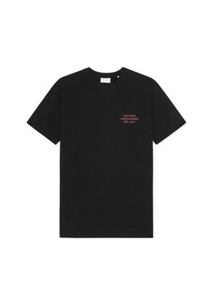 T-shirt in cotone nero con collo rotondo. Presenta un logo rosso nella zona sinistra del petto. Maniche corte e vestibilità rilassata.