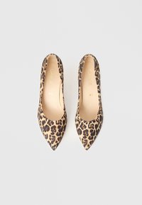 Leopardmønstrede høye hæler med spiss tå, glatt tekstur og beige bakgrunn med svarte flekker. Merkenavn synlig inni.