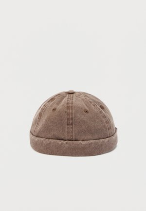 Καφέ βαμβακερό σκουφάκι με ραμμένες επιφάνειες, οπές αερισμού και διπλωμένη άκρη σε λευκό φόντο.