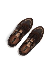 Braune Sneaker mit verschiedenen Texturen, einschließlich glattem Leder und Stoff. Merkmale eines gemusterten Designs, braune Schnürsenkel und eine weiße Sohle.