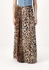 Maxihame, joka sisältää leopardiprinttikuosin ruskeana ja mustana, denimiylhäällä ja valuvaa, teksturoitua kangasta.