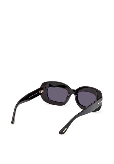Lunettes de soleil rectangulaires noires avec des verres foncés et des montures épaisses et brillantes, positionnées en diagonale sur un fond blanc.