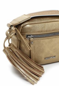 Zlatá koženka crossbody taška se zipovým uzávěrem, dekorativním třásněm a embosovaným logem na popruhu. Texturovaný povrch s metalickým leskem.
