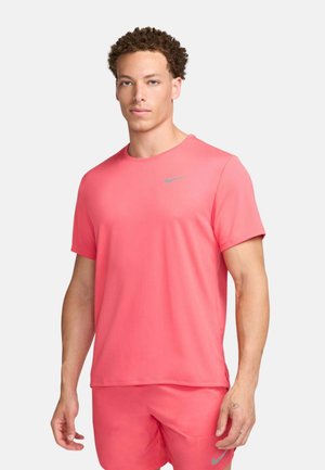 Nike Sportswear, CAMISETA DE MANGA CORTA MILER - Camiseta básica - aster pink reflective silv