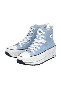 Baskets montantes bleu clair en denim avec des lacets blancs, une coque en caoutchouc blanc et une semelle noire ; présente un accent de logo rond.