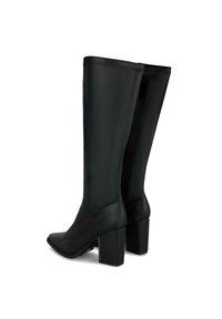 Botas negras hasta la rodilla, hechas de material sintético suave, con punta puntiaguda y tacón cuadrado grueso. Diseño minimalista sin hardware visible.