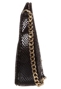 Borsa nera in finta pelle di serpente con finitura testurizzata, dotata di tracolla a catena dorata e forma strutturata e angolare.