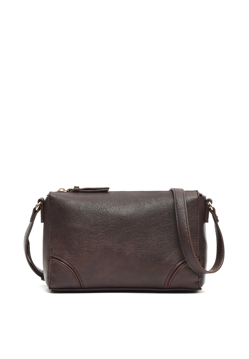 Hnedá kožená crossbody taška s textúrovaným povrchom, obdĺžnikového tvaru, so zipsom a tenkým ramenným pásom. Ozdoby zahŕňajú zlaté kovanie.
