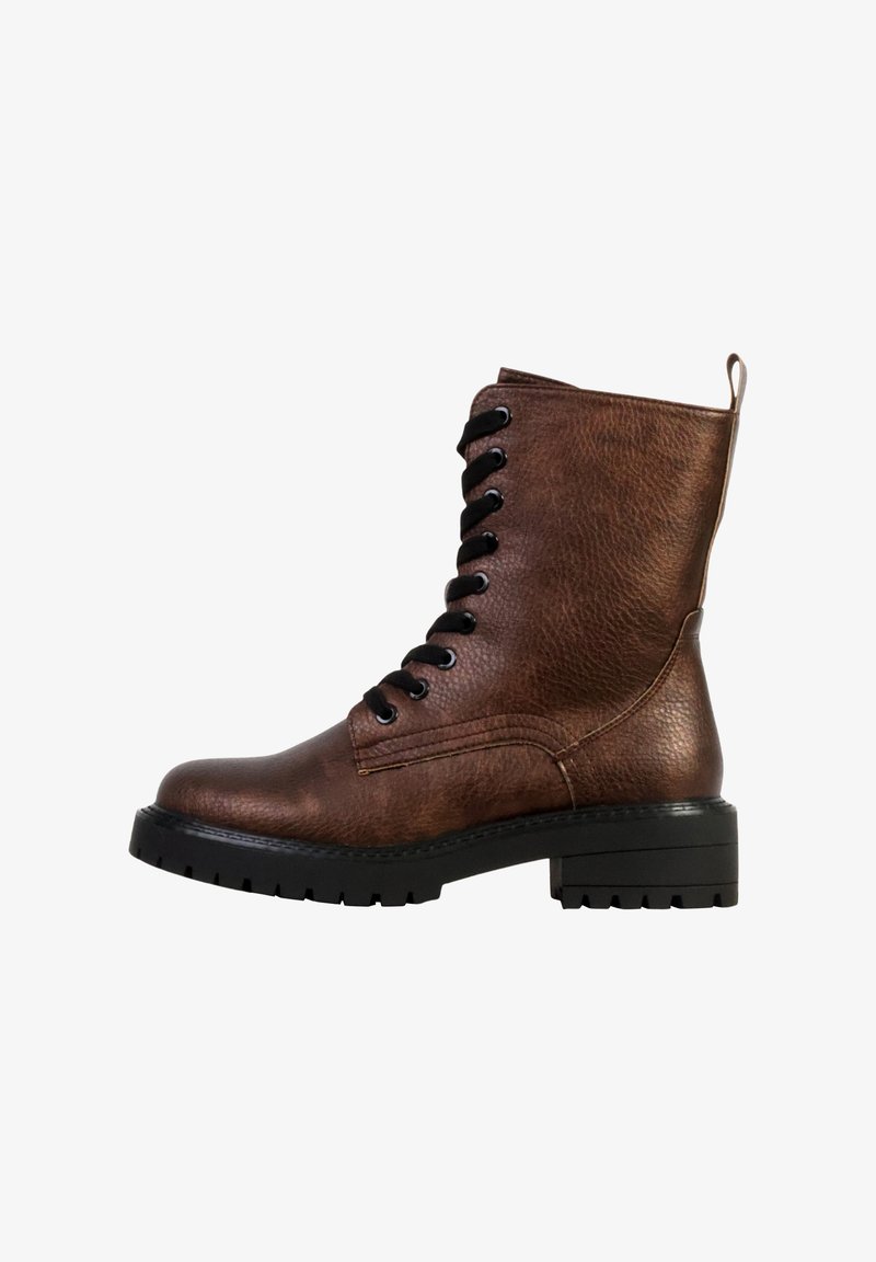 Botte de combat à lacets en cuir brun foncé avec semelle épaisse en caoutchouc noir et languette de traction à l'arrière, présentée de profil sur un fond blanc.