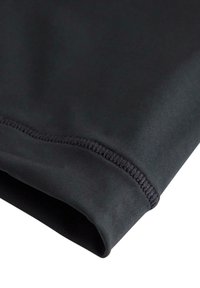 Sort atletisk stof med glat tekstur, der har en pænt syet søm. Materialet ser elastisk og holdbart ud, hvilket gør det velegnet til træningstøj.