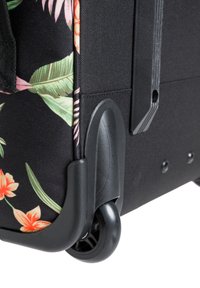 Zwarte rolkoffer met bloemmotieven in roze en oranje. Gemaakt van duurzaam materiaal, met soepele wielen en een versterkte handgreep.