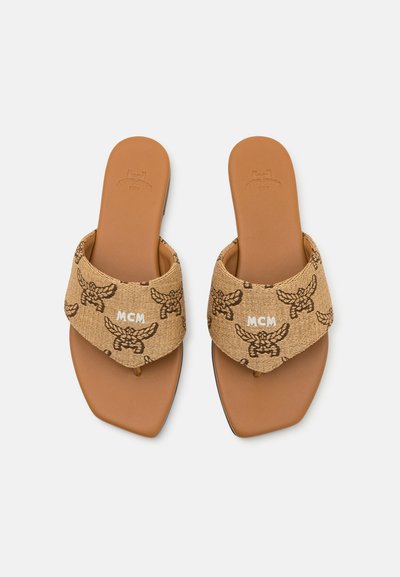 Sandales en cuir marron avec une sangle en tissu texturé comportant un motif logo répétitif et une semelle intérieure rembourrée pour le confort.
