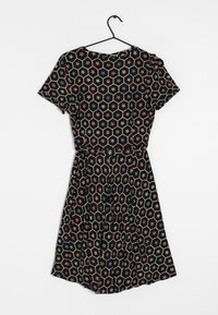 Černé šaty s krátkými rukávy, zdobené šestihranným vzorem v červené, modré, bílé a žluté barvě. Látka je lehká a střih volný.