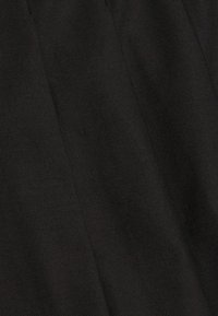Tissu noir avec une texture lisse, présentant des motifs de couture diagonaux et un léger éclat. Le matériau semble être tissé ou en toile sergée.