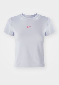 Lys lilla kortærmet Nike sports skjorte med et lille pink Nike swoosh logo centreret under halsudskæringen.