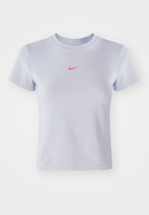Lys lilla kortærmet Nike sports skjorte med et lille pink Nike swoosh logo centreret under halsudskæringen.