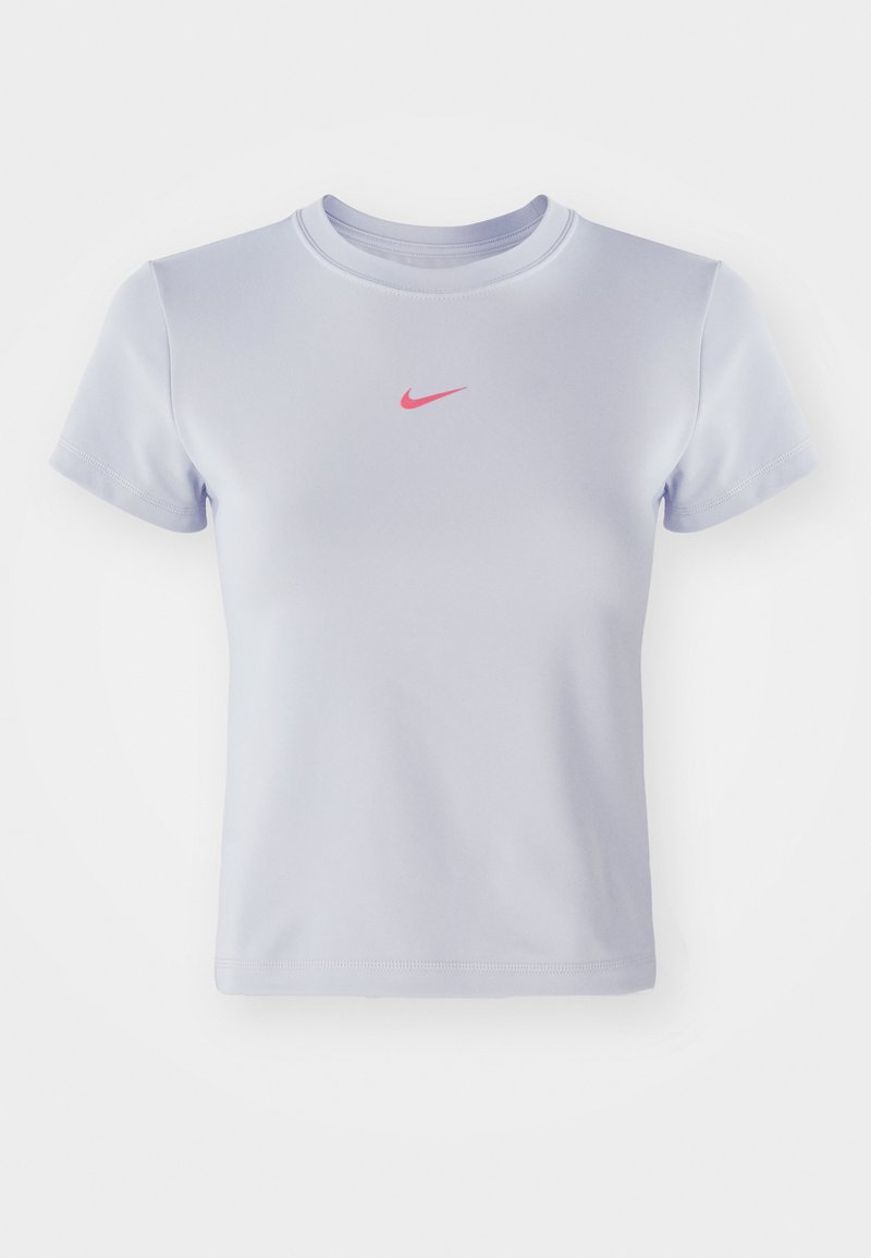 Hellblaues Nike-Sportshirt mit kurzen Ärmeln und kleinem pinkem Nike-Swoosh-Logo, das zentriert unter dem Halsausschnitt platziert ist.