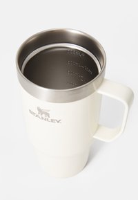 Λευκό θερμοσυσκευασμένο κύπελλο με ανοξείδωτη στεφάνη, με σημεία μέτρησης στο εσωτερικό και στιβαρή λαβή. Λογότυπο εκτυπωμένο στο πλάι.