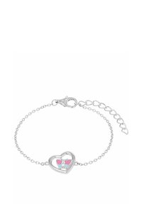 Bracciale in catena d'argento con un charm a forma di cuore e design a farfalla, arricchito da dettagli rosa e blu e chiusura a moschettone.