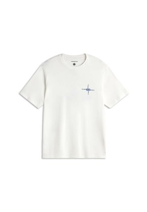 T-shirt blanc à manches courtes avec un petit motif de boussole bleue sur la poitrine gauche indiquant les directions N, S, E et O.