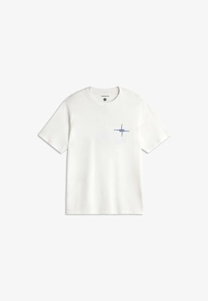 Weißes T-Shirt mit kurzen Ärmeln und einem kleinen blauen Kompassdesign auf der linken Brust, das die Richtungen N, S, O und W zeigt.