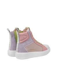 Sneaker alte che presentano una combinazione di pelle rosa, lavanda e verde, con dettagli testurizzati, suola in gomma bianca e un motivo a cuore.
