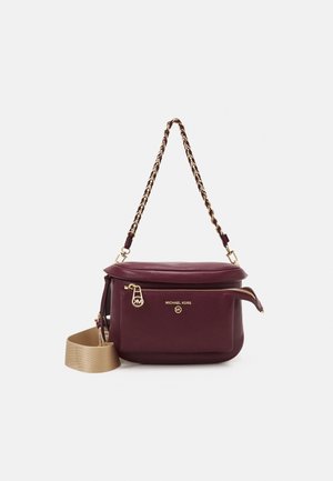 Burgunderrød læder Michael Kors crossbody taske med guldkæde, lomme foran med lynlås og beige justerbar stofrem til skulderen.