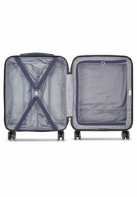 Maleta rígida con un exterior negro, interior morado y correas, cuenta con un bolsillo de malla y ruedas de rodaje suave. Incluye compartimentos con cremallera.