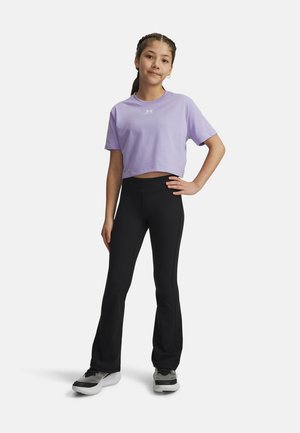 Purple cropped t-shirt, black fitted pants with flared bottom, and grey athletic shoes. Simple design and lightweight fabric suitable for activities.