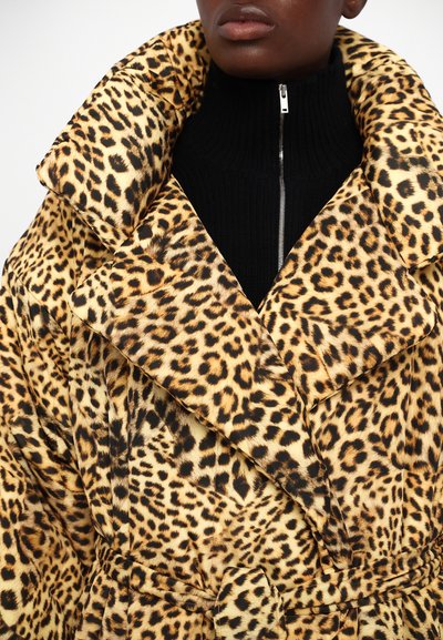 Norma Kamali CLASSIC SLEEPING BAG COAT LONG - Casaco de inverno - cheetah patch