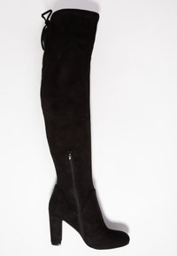 Botas negras sobre la rodilla hechas de suave ante, con cremallera lateral y tacón alto, y un lazo ajustable en la parte superior.