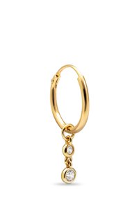 Goldene Creole mit glatter Oberfläche und zwei hängenden klaren Kristallakzenten, die ein minimalistisches Design und kreisförmige Formen aufweist.