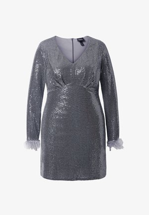 Vestito scintillante argento con maniche lunghe, scollatura a V, paillettes texturizzate e morbidi accenti di piume grigie ai polsini. Chiusura con cerniera sul retro.