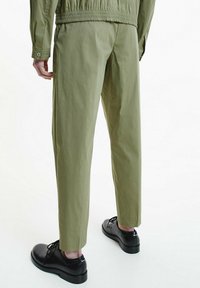Calvin Klein RELAXED STRETCH - Pantaloni - delta green