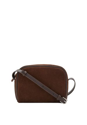 Sac en cuir suédé marron avec une sangle en cuir noire réglable et une boucle en argent sur fond blanc.