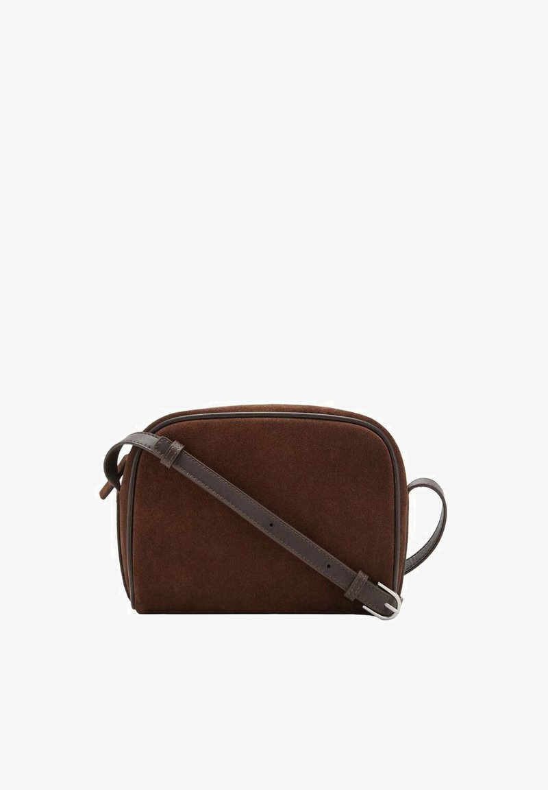 Sac en cuir suédé marron avec une sangle en cuir noire réglable et une boucle en argent sur fond blanc.