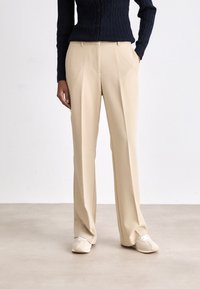 GANT FLARE SLACK - Stoffhose - dry sand