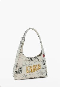 Mala od bež tkanine s pletenim remenom, crnim uzorcima u stilu skice i žutim natpisom "DESIGUAL" na prednjoj džepu.