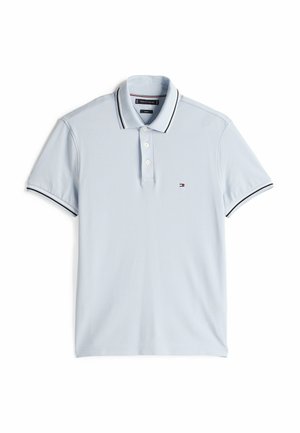 Hellblaues kurzärmeliges Poloshirt mit schwarz-weiß gestreiftem Kragen und Ärmelsäumen, drei Knöpfen und kleinem Logo auf der Brust.