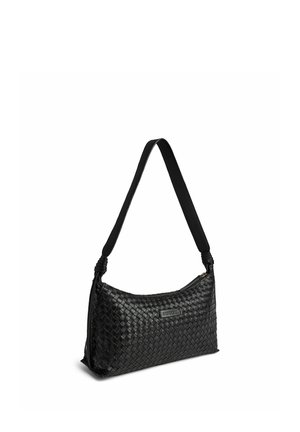 Sac à bandoulière en cuir tressé noir avec fermeture éclair et longue bandoulière, présenté sur fond blanc.
