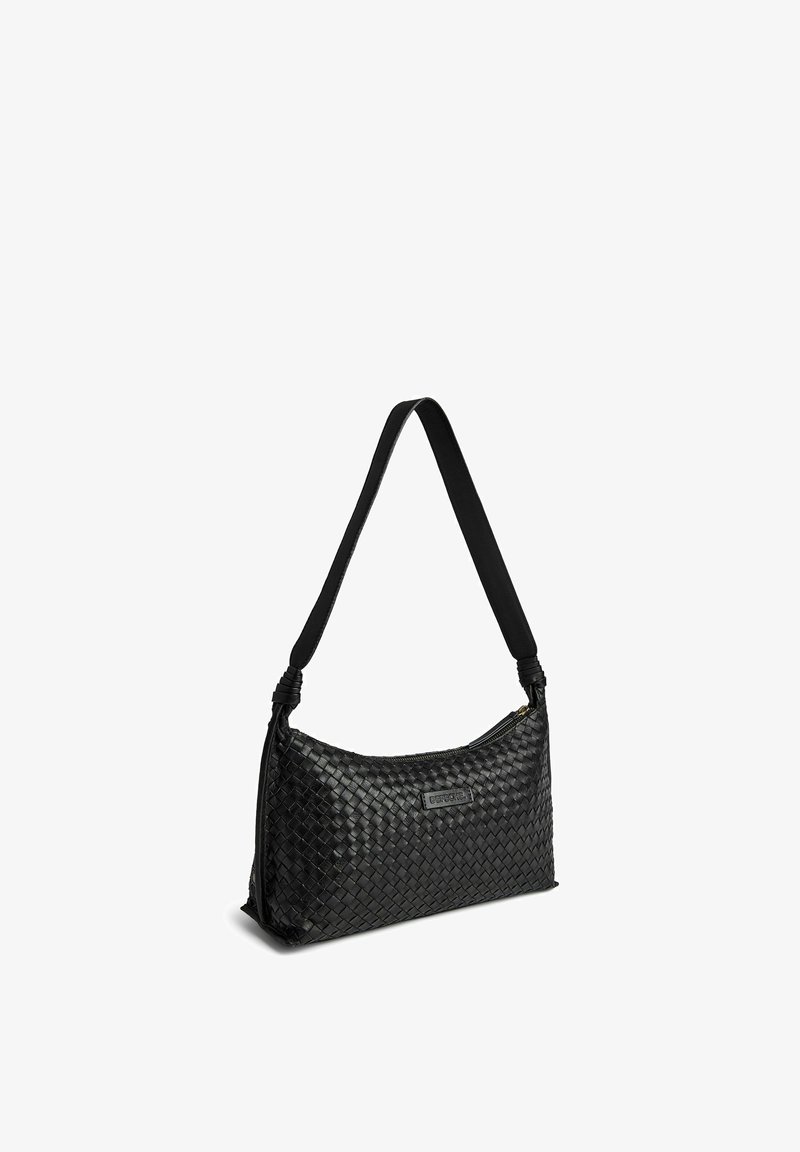 Sac à bandoulière en cuir tressé noir avec fermeture éclair et longue bandoulière, présenté sur fond blanc.