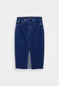 Falda de mezclilla azul oscura con una abertura frontal, diseño de cinco bolsillos, cinturilla con cierre de botón y detalles de costura en contraste.